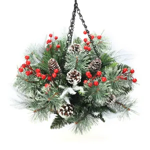 Cesto appeso natalizio con rami di pino artificiali e bacche rosse decorative