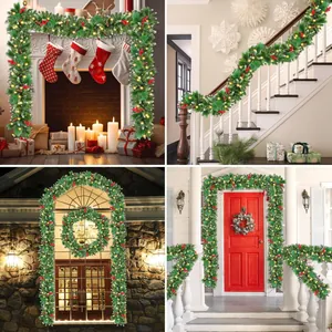 Beleuchtete Weihnachtsgirlande mit Zapfen und roten Beeren für Kamin und Treppe