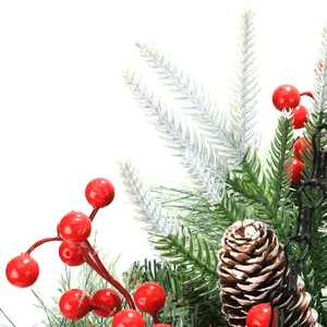 Dettaglio del cesto natalizio con bacche rosse, aghi di pino e pigna su sfondo bianco