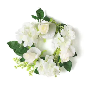 Detalle de corona para vela de 30cm con rosas blancas, hortensias y follaje de hojas