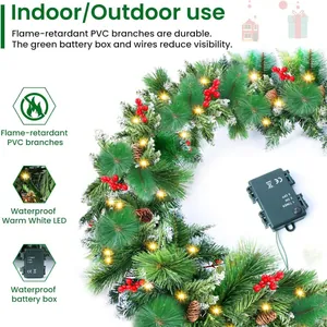 LED-Weihnachtskranz mit Tannenzapfen und roten Beeren auf realistischen PVC-Zweigen