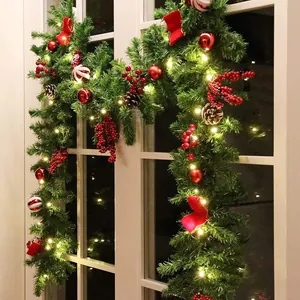 Luxe 2,7m kerstslinger met rode decoraties, dennenappels en warme LED-verlichting