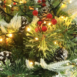 Dettaglio cesto natalizio con LED caldi, bacche rosse e pigne con effetto neve realistici