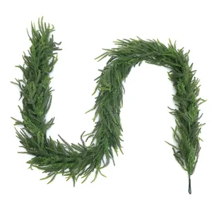 Détail de guirlande de pin de Norfolk réaliste avec aiguilles denses et boucle de fixation