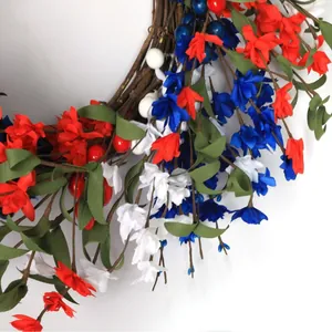 Patriottische krans met rode witte blauwe bloemen en bessen op rustieke wijnstokvoet