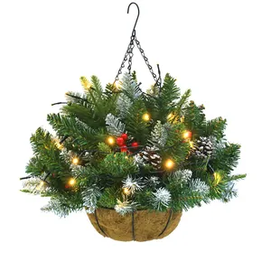 Cesto appeso natalizio con aghi di pino, bacche rosse, pigne e luci LED calde