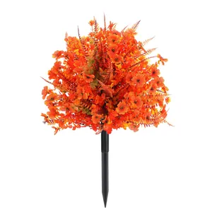 Kunstmatige oranje en rode viooltjes met eucalyptus voor herfsttuin decoratie