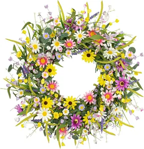 Dettaglio ghirlanda di margherite e lavanda artificiali con foglie verdi fitte
