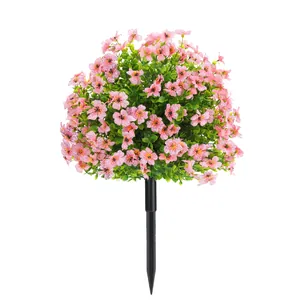 Detail van kunstmatige roze bloembal met groene bladeren voor de tuin als decoratie
