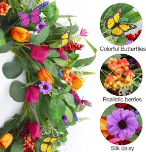 Détail des tulipes en soie, papillons et baies sur une couronne décorative