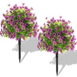 Kunstmatige paarse eucalyptus violet staken met groene bladeren voor huis en tuin
