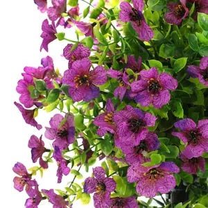 Macro-opname van paarse zijden bloemen met gedetailleerde nerven en groene eucalyptus