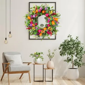 Couronne de tulipes et eucalyptus avec papillons dans un salon moderne lumineux
