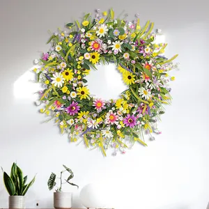 Dettaglio di ghirlanda primaverile artificiale con margherite, girasoli e foglie verdi vivaci