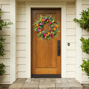 Gros plan d'une couronne de tulipes avec papillons jaunes sur une porte en bois brun