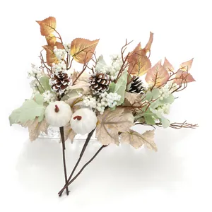 Ramo decorativo autunnale con zucche bianche, pigne e bacche per le feste del raccolto