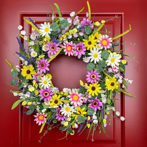 Dettaglio di una ghirlanda di margherite artificiali colorate con girasoli su porta rossa