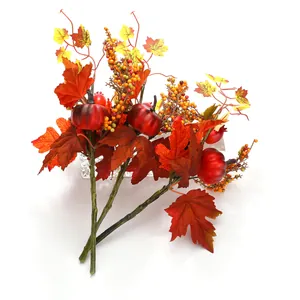 Dettaglio di ramo autunnale con zucche rosse, bacche e foglie di acero artificiali