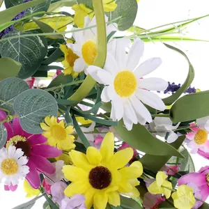 Dettaglio di margherite bianche artificiali e fiori gialli con foglie realistiche