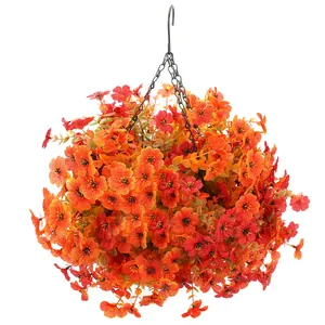 Hängekorb mit künstlichen orangefarbenen Veilchen und Metallkette für den Garten