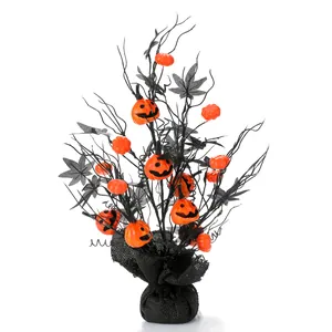 Διακοσμητικό δέντρο Halloween με μίνι κολοκύθες και μαύρα φύλλα σφενδάμου σε βάση λινάτσας