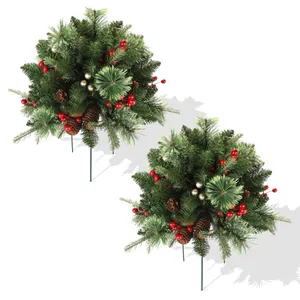 Détail de piquets de Noël extérieurs avec aiguilles enneigées et baies rouges