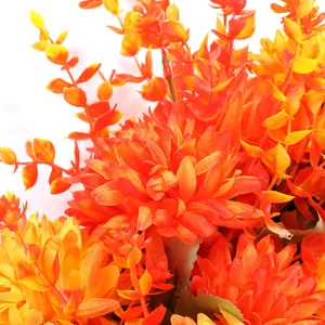 Couronne de chrysanthèmes d'automne orange et or avec feuillage réaliste en soie