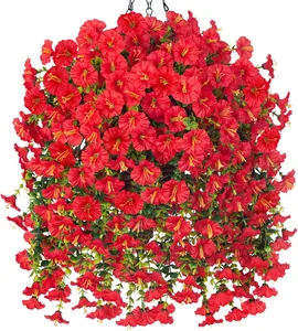 Dettaglio di fiori di petunia artificiale rossi in un cestino appeso in metallo nero