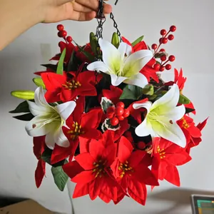 Détail d'un panier de poinsettias artificiels avec baies rouges et chaîne en métal noir
