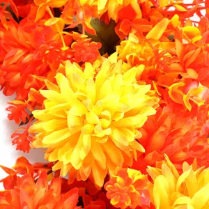 Couronne d'automne avec dahlias orange et jaunes et feuilles d'eucalyptus pour décoration
