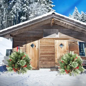 Détail d'aiguilles de pin de Noël enneigées avec baies rouges et pommes de pin
