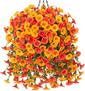 Dettaglio del cesto di fiori artificiali con petunie arancioni e foglie verdi vivaci