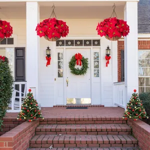 Décoration de Noël extérieure avec paniers de poinsettias, couronnes et mini sapins