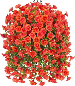 Dettaglio del cesto appeso di petunie artificiali con fitti fiori d'arancio e foglie