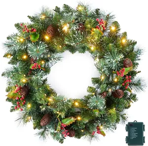 Détail de couronne de Noël avec baies, pommes de pin, effet neige et lumières LED à 9 modes