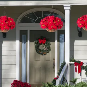 Trois paniers suspendus avec poinsettias rouges artificiels pour décoration de Noël