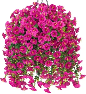 Dettaglio di petunie artificiali magenta vibranti in un cesto appeso da giardino