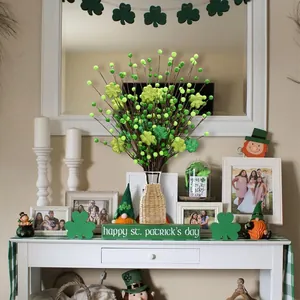 Detailansicht der St. Patrick's Day Kleezweige in einer Vase auf einer weißen Konsole