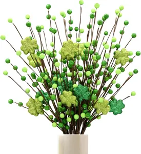 Nahaufnahme von grünen Glitzer-Kleeblättern und Beeren für St. Patrick's Day Deko
