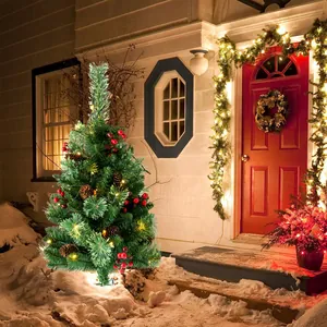Détail macro de branches de sapin enneigées avec lumières LED chaudes et baies rouges