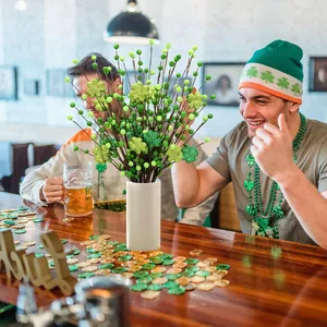 Glitzernde grüne Kleeblattzweige und Beeren in weißer Vase für St. Patrick's Day Dekor