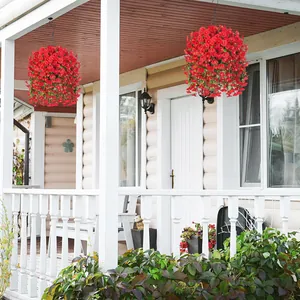 Cesti appesi con fiori rossi artificiali e eucalipto per la decorazione del patio