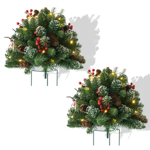 Vue détaillée du sapin champignon demi-rond floqué de neige avec baies rouges et LED