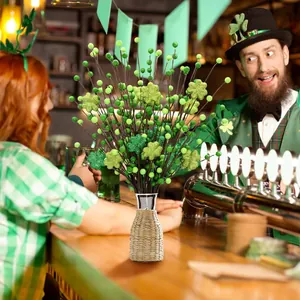 St. Patrick's Day Kleezweig in geflochtener Vase auf festlichem Bar-Hintergrund