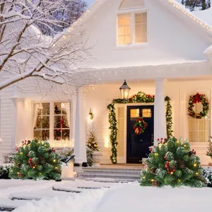 Détail de sapins de Noël demi-ronds floqués avec baies, pommes de pin et LED