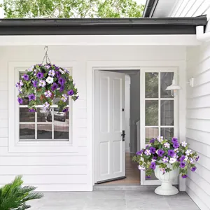 Colonne rétro européenne avec liserons violets en panier suspendu et vase blanc chic