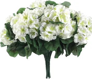 Détails de géraniums artificiels blancs avec feuilles vertes réalistes et pétales denses