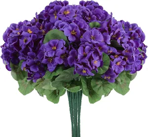 Détail macro de géraniums violets artificiels avec pétales éclatants et feuilles vertes