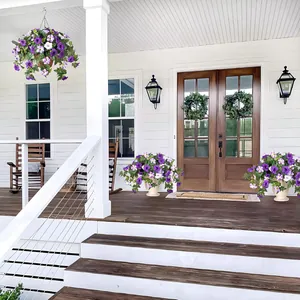 Décoration de terrasse avec paniers suspendus de liserons mauves et couronnes de fleurs