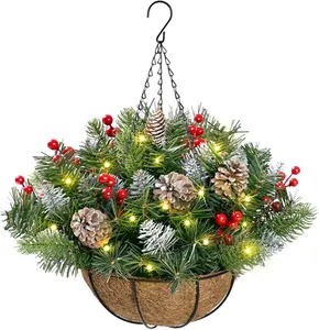 Détail d'un panier suspendu floqué avec des baies rouges et des pommes de pin pour Noël